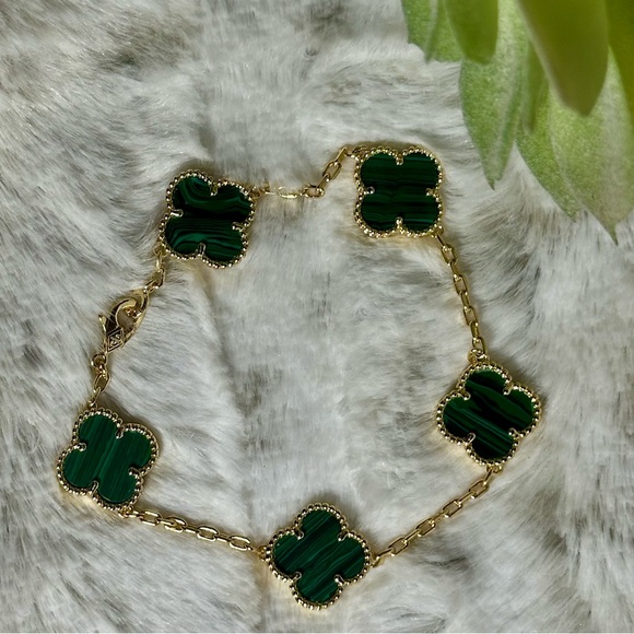 💚Chic Gold Bracelet with Green Clover Charms - Picture 1 of 8